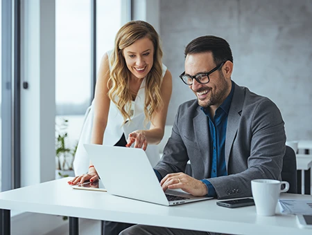 Bpanda: Praxisorientierte Trainings | Zwei Personen beim Online-Coaching am Laptop