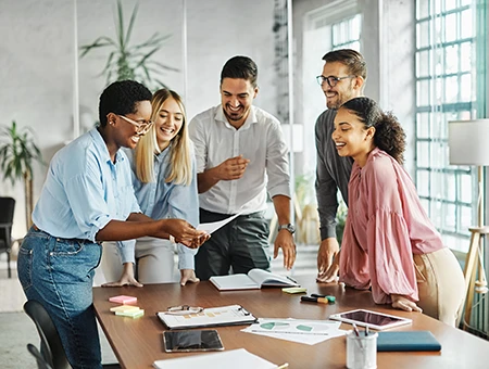 Bpanda: Praxisorientierte Trainings | Gruppe von Teilnehmenden arbeitet gemeinsam in einem Workshop