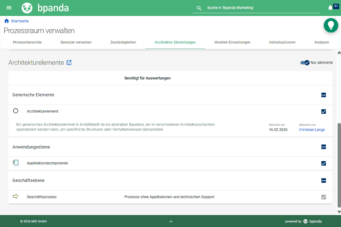 Bpanda | Architekturelemente anlegen und pflegen: Übersicht zur Verwaltung von Architekturelementen nach ArchiMate®-Standard in Bpanda, mit aufklappbaren Bereichen für generische Elemente, Anwendungsebene und Geschäftsebene. Aktivierte Architekturelemente wie Applikationskomponenten und Geschäftsprozesse sind sichtbar, inklusive Beschreibungen, Aktivierungsdatum und Verantwortlichen. Oben Umschalter für „Nur aktivierte“ Elemente.