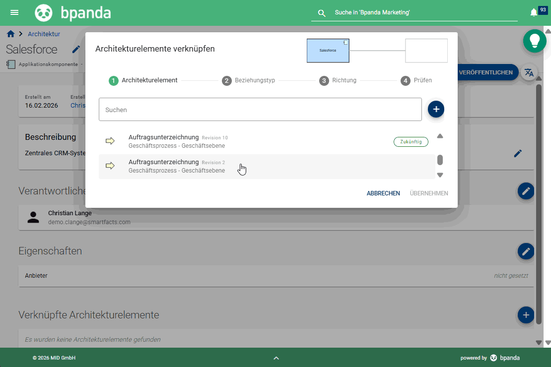 Bpanda | Architekturelemente verknüpfen: Dialogfenster in Bpanda zum Verknüpfen von Architekturelementen mit Prozessen, angezeigt am Beispiel eines CRM-Systems („Salesforce“). Die Auswahlliste zeigt zu verknüpfende Geschäftsprozesse, Beziehungstyp und Richtung können ausgewählt werden. Im Hintergrund sind Detailfelder zu Beschreibung, Verantwortlichen, sowie Eigenschaften des ausgewählten Architekturelements sichtbar.