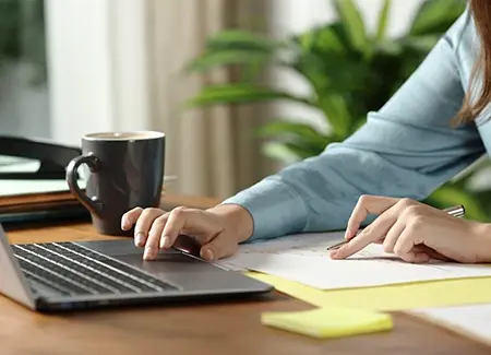 Bpanda: Praxisorientierte Trainings | Person arbeitet konzentriert am Laptop bei einem Online-Kurs